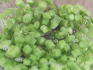 3、高考食欲不佳怎么办，这碗面让你精神百倍！,沸水下锅焯水后，捞出泡入冰水沥干备用