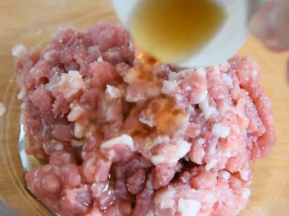 4、高考食欲不佳怎么办，这碗面让你精神百倍！,肉末倒入1勺料酒，1茶匙盐拌匀