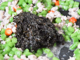 6、高考食欲不佳怎么办，这碗面让你精神百倍！,炒香后依次倒入肉末，四季豆粒，小米椒，橄榄菜清炒