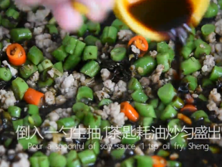 7、高考食欲不佳怎么办，这碗面让你精神百倍！,倒入一勺生抽，1茶匙耗油炒匀盛出