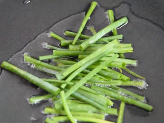 8、高考食欲不佳怎么办，这碗面让你精神百倍！,油锅下葱段