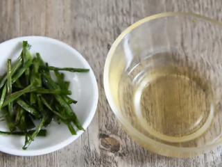 9、高考食欲不佳怎么办，这碗面让你精神百倍！,沥出葱油盛盘备用