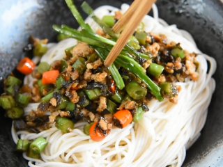 13、高考食欲不佳怎么办，这碗面让你精神百倍！,铺满浇头，少许香葱