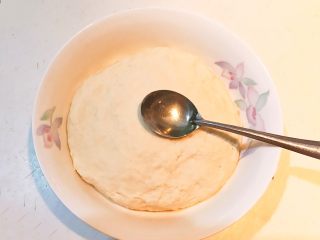 8、自制健康油条,在面团上刷一层玉米油