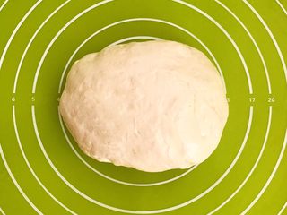 11、自制健康油条,揉面排气