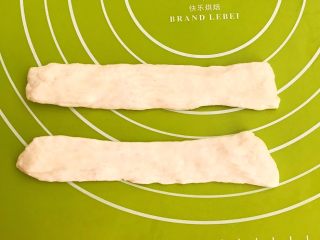 14、自制健康油条,取2个面块，用手压成6㎜厚的面皮