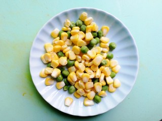 2、菠萝炒饭,玉米和豌豆仁剥好