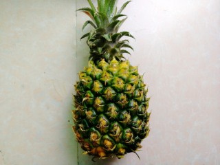 6、菠萝炒饭,煮豆子的功夫，我们来准备菠萝，菠萝洗干净表面