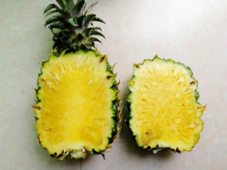 7、菠萝炒饭,切下三分之一