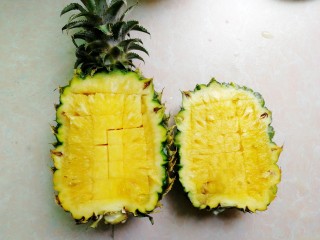 8、菠萝炒饭,用小水果刀在中间划格子