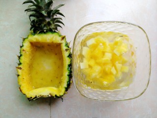 9、菠萝炒饭,再用勺子挖出菠萝肉，菠萝壳和果肉都分别放点盐水泡一下。