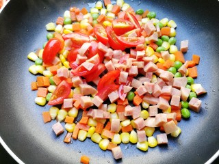 12、菠萝炒饭,再加入切好的小番茄和热狗