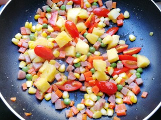 14、菠萝炒饭,然后加入泡过盐水的菠萝肉