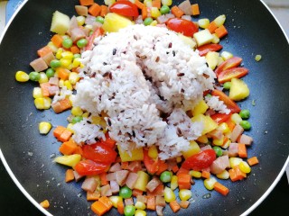 15、菠萝炒饭,这时加入一碗凉米饭，我这是加了黑米的米饭
