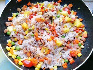 16、菠萝炒饭,把米饭炒散后，加入少许酱油