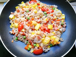 17、菠萝炒饭,翻炒入味即可