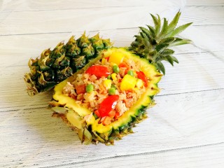 18、菠萝炒饭,把炒好的米饭装入菠萝壳里