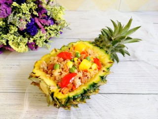 19、菠萝炒饭,开吃咯，碗都不用洗，还高颜值，小朋友的最爱～快试试吧