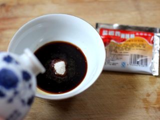 5、盐水焗蒸鸡,放入适量料酒,搅拌均匀。