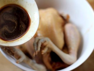 6、盐水焗蒸鸡,倒入蒸鸡的大碗里。