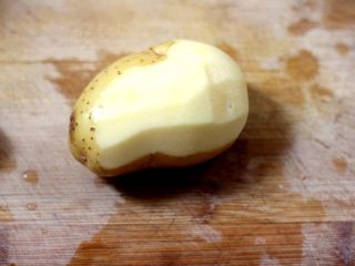 9、盐水焗蒸鸡,另外准备,土豆去皮切成土豆片。