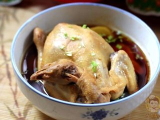 13、盐水焗蒸鸡,蒸好后,捞出摆盘即可。