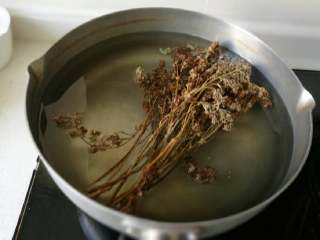 13、五彩饭,放入无油锅内加3斤水煮