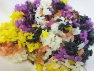 28、五彩饭,熟了后可以取适量各色混合一起,或喜欢什么色就吃什么色,吃原味或配炒菜吃或泡鸡汤或炒吃等随自己喜好