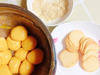 11、南瓜糯米薯片饼,将南瓜糯米面团揉成一个个小圆球。准备好了薯片和白芝麻。