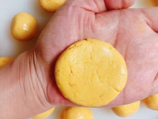 12、南瓜糯米薯片饼,将小面团按扁,大小和饼干大小一致。