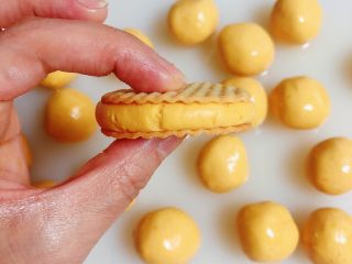 13、南瓜糯米薯片饼,南瓜糯米馅儿两面盖上一片薯片。