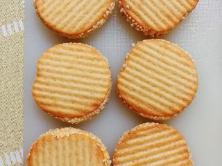 15、南瓜糯米薯片饼,南瓜糯米薯片饼就一个个做好了。