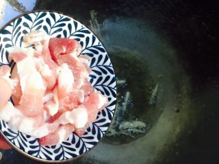 10、长寿面&生日面,倒入切好的猪肉