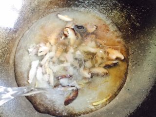 15、长寿面&生日面,加入足够的饮用水大火烧开即可