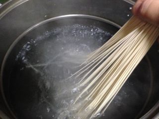 7、懒人料理+快手清汤挂面,剩下的水加入挂面煮开