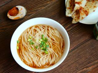 12、懒人料理+快手清汤挂面,来个腌鸡蛋和薄饼，美美的一餐早餐