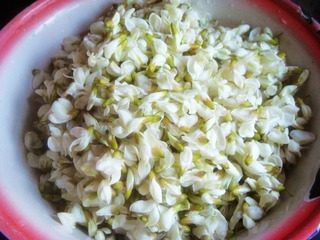 1、槐花鸡蛋饼,先把槐花摘洗干净，多洗几遍