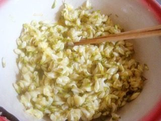 4、槐花鸡蛋饼,翻拌均匀