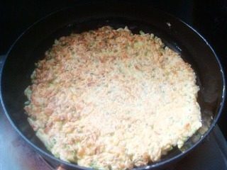 9、槐花鸡蛋饼,中小火煎制