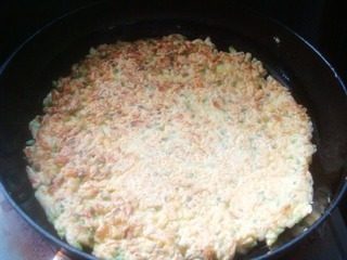 10、槐花鸡蛋饼,一面上色翻过来再煎另一面