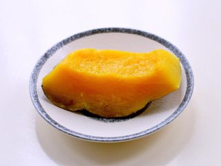 1、【蒸】南瓜千层饼,先把南瓜改刀成小块蒸熟。