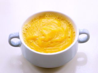 2、【蒸】南瓜千层饼,南瓜去皮，用料理机打成泥状，由于南瓜水分大，无需加水。如果使用干性南瓜，就需要添加一点点清水便于操作。