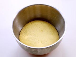 5、【蒸】南瓜千层饼,面团发至两倍大即可。