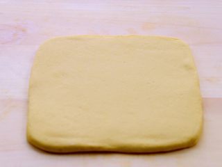9、【蒸】南瓜千层饼,收口处捏紧，用擀面杖轻轻地擀开一些。