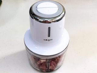 2、四喜蒸饺,放入东菱绞肉机中,盖上碗盖,安装上主机。