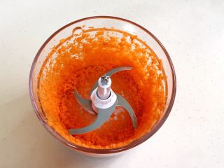 6、四喜蒸饺,胡萝卜块倒入绞肉机中搅碎。