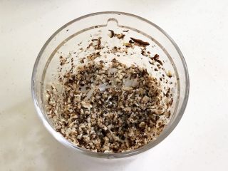 7、四喜蒸饺,香菇也放入绞肉机中搅碎。