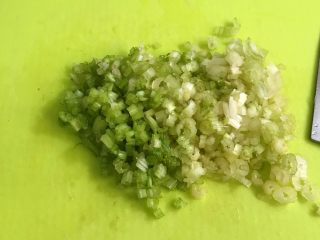 8、四喜蒸饺,芹菜冲洗干净,沥干水分,用刀切碎。