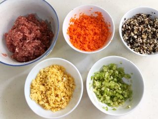 10、四喜蒸饺,香菇、胡萝卜和芹菜分别撒少许盐,搅拌均匀静置10分钟,待出汁后挤掉水分。