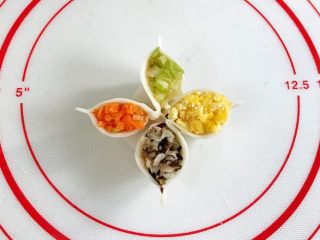 13、四喜蒸饺,依次填入香菇、胡萝卜、芹菜和鸡蛋,然后捏出个尖角。